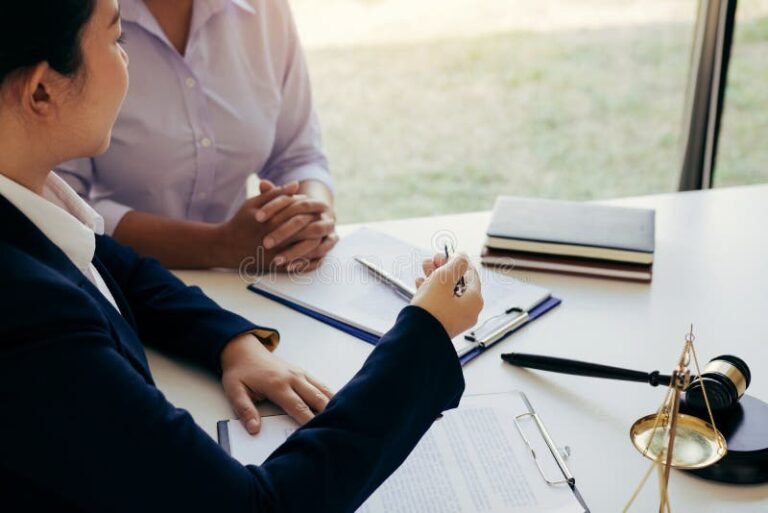 Cómo presentar un modelo de amparo contra obra social por falta de cobertura 7 abogado asesorando a un cliente preocupado