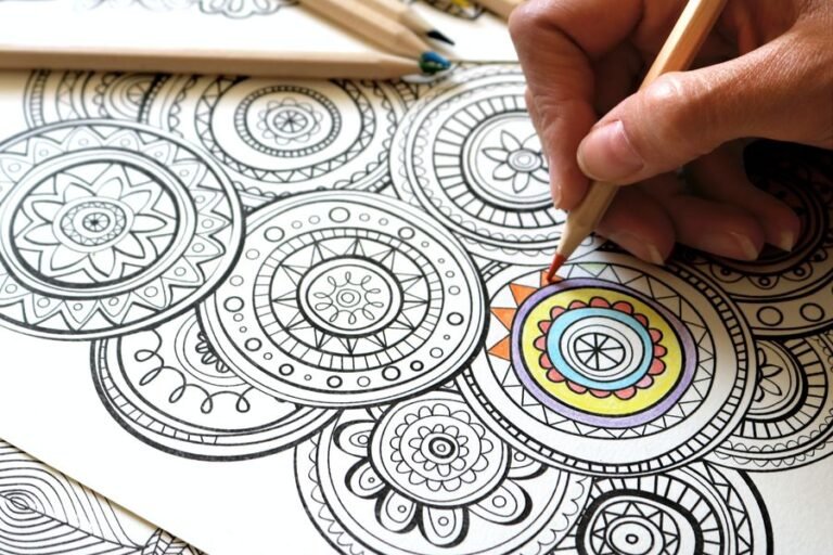 adultos coloreando en un ambiente relajante