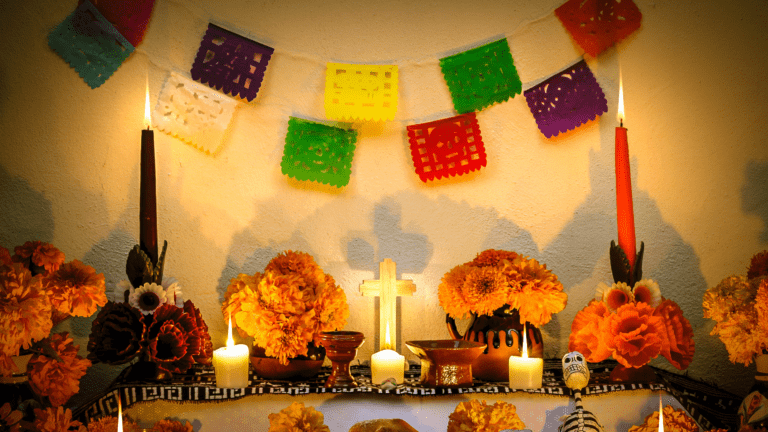 altar con velas y simbolos religiosos