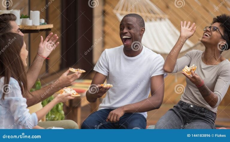 amigas compartiendo risas en un cafe