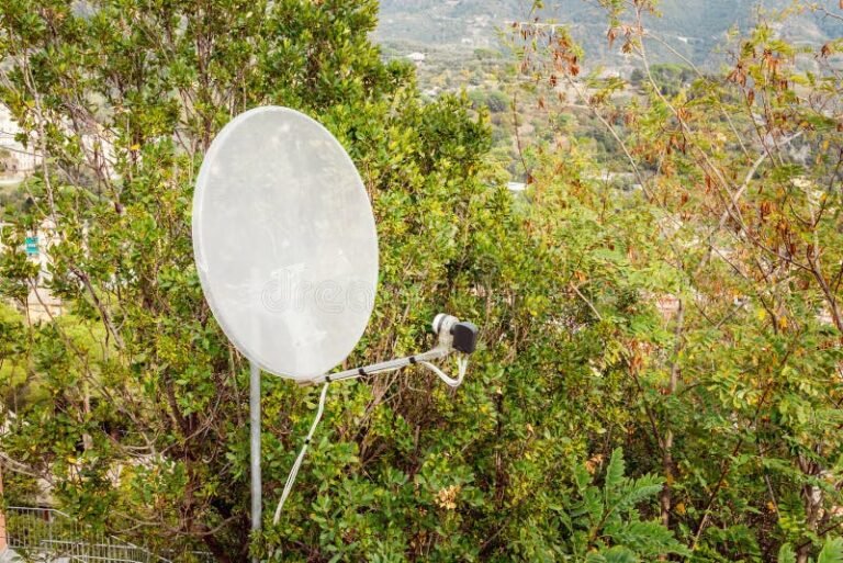 antena directv en un paisaje despejado