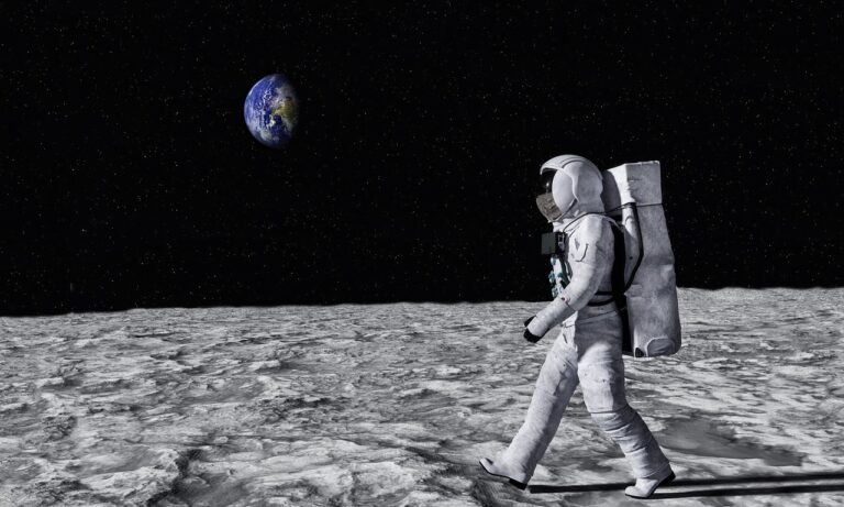 astronauta caminando en la superficie lunar