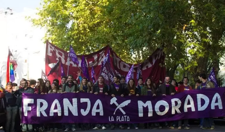 De qué partido político es la franja morada en Argentina 3 bandera argentina con franja morada