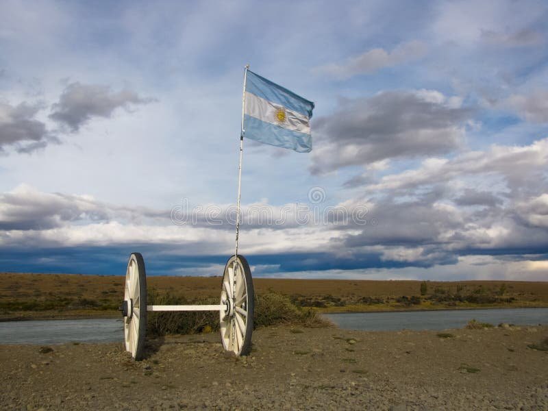Por qué la bandera argentina tiene diseño en blanco y negro 1 bandera argentina ondeando en un paisaje 1