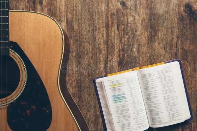 biblia abierta con luz suave