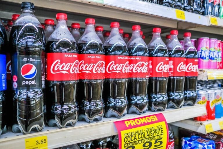 Cada cuánto tiempo paga dividendos Coca Cola a sus accionistas 5 botellas de coca cola en fila