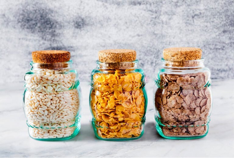 Cómo Hacer Perfume Casero Usando Alcohol de Manera Sencilla 9 botellas de vidrio con ingredientes naturales