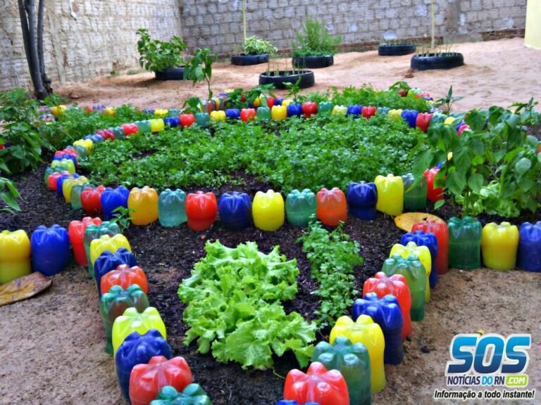 botellas recicladas en un jardin