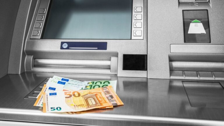 Cómo funciona una transferencia bancaria (wire transfer) en Argentina 13 cajero automatico con dinero en billetes