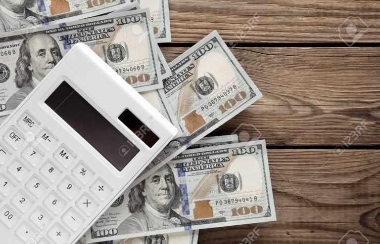 Cómo puedo administrar mis gastos para llegar a fin de mes 21 calculadora y billetes sobre una mesa