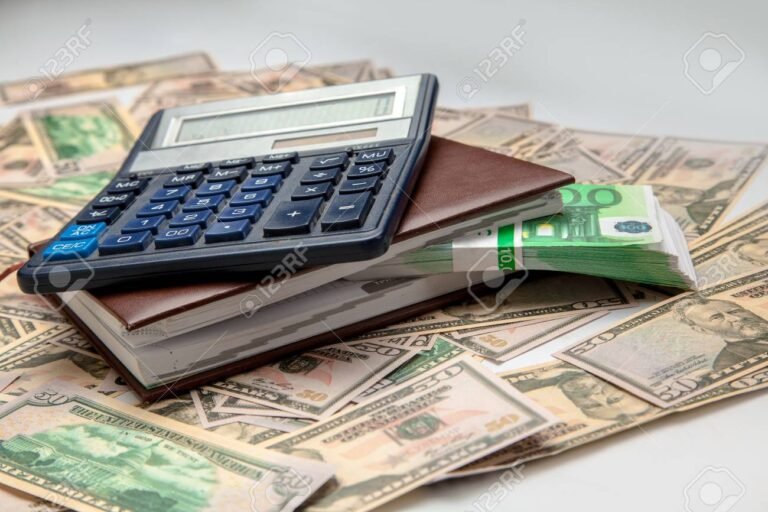 calculadora y dinero sobre una mesa