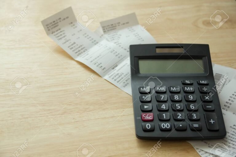 Cómo se calcula el impuesto a los ingresos brutos en una factura 3 calculadora y factura en una mesa