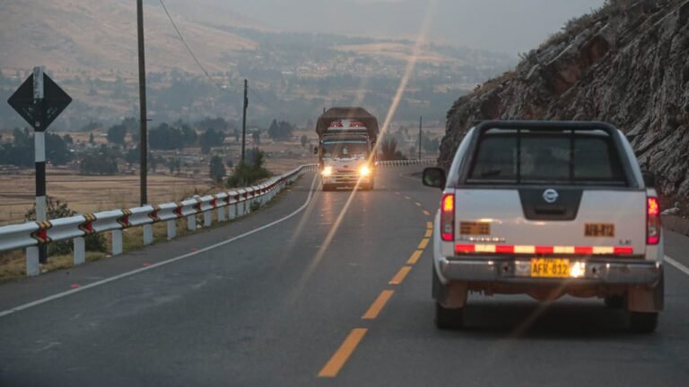 camion con luces reglamentarias encendidas