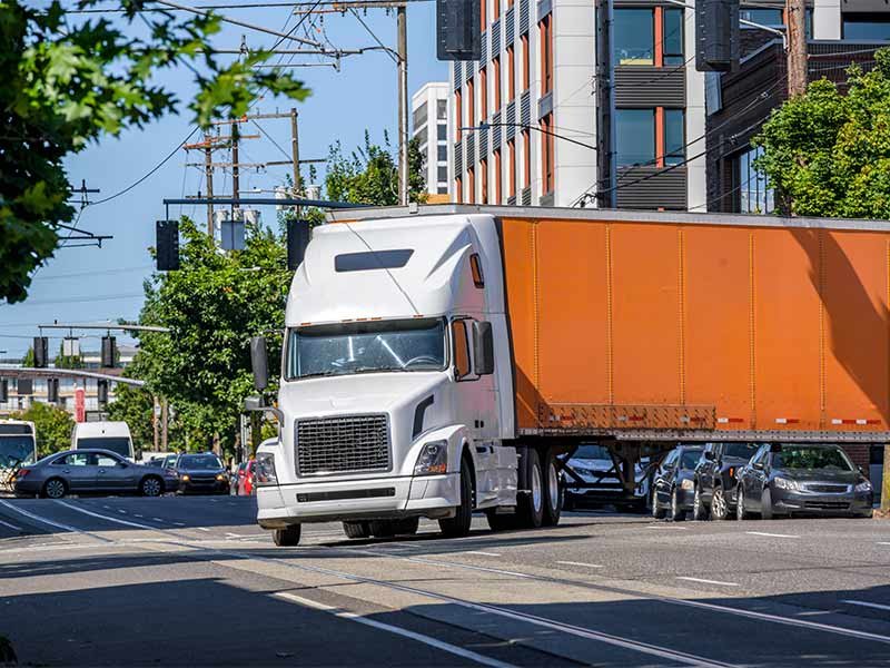 camion en una carretera despejada