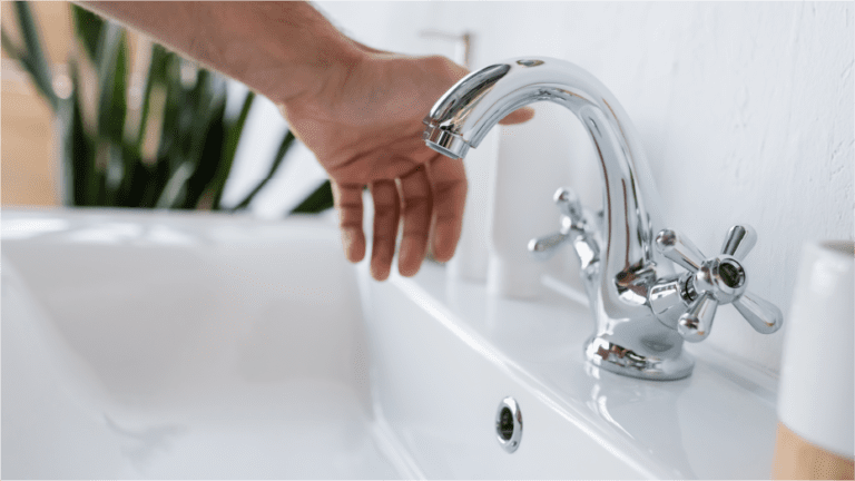 canerias de agua en un bano moderno
