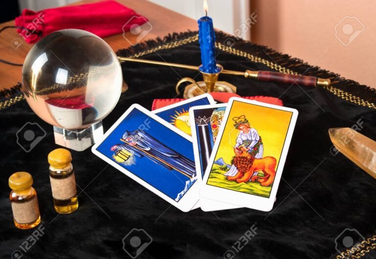 cartas de tarot sobre una mesa