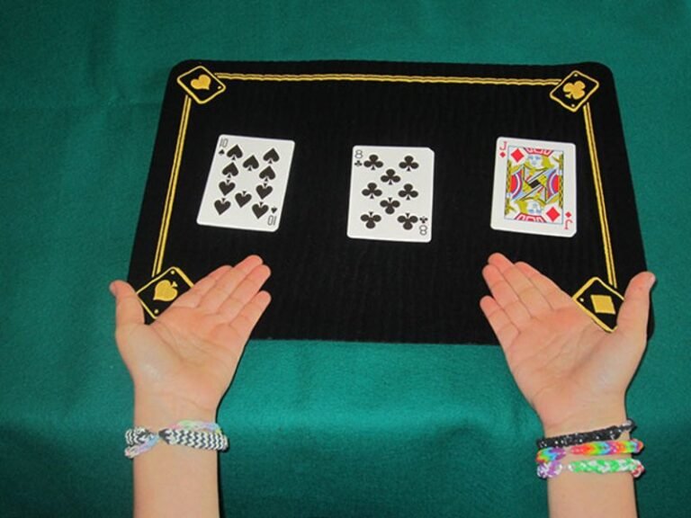 Cómo Aprender a Jugar al Truco de Forma Fácil y Divertida 15 cartas de truco sobre una mesa