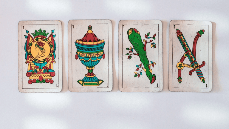 cartas espanolas sobre una mesa de tarot