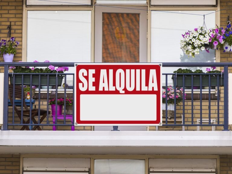 casa con letrero de se alquila