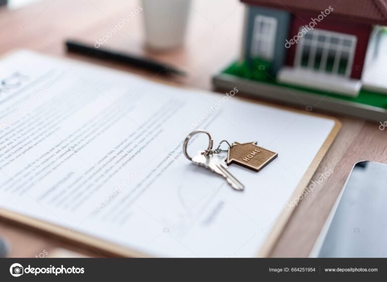 Qué significa hipotecar una casa y cómo funciona el proceso 27 casa con una llave y documentos hipotecarios