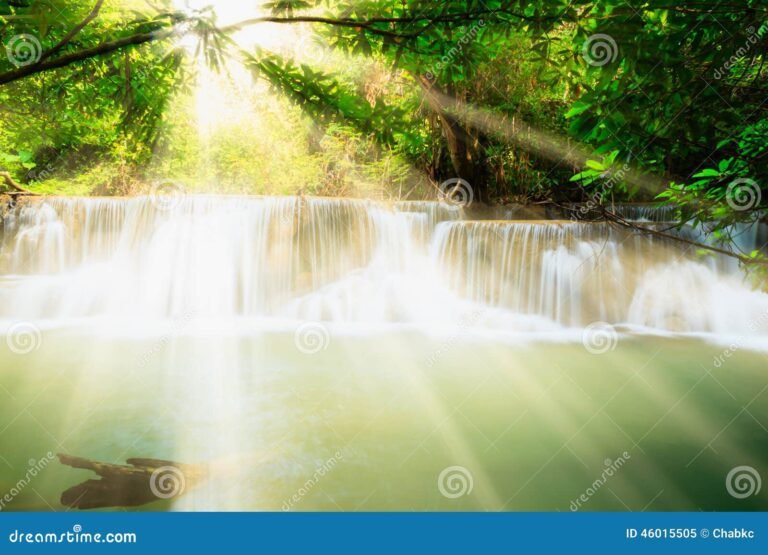 cascada de agua brillando al sol