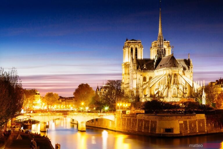 Qué historia y datos curiosos tiene la Catedral de Notre Dame 11 catedral de notre dame iluminada al atardecer