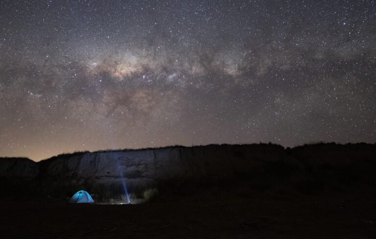 cerro uritorco bajo un cielo estrellado
