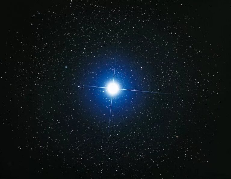 cielo estrellado con una brillante estrella