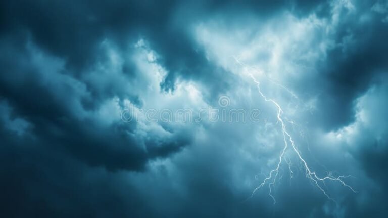Por qué el cielo sufre violencia y los violentos lo arrebatan 13 cielo tormentoso con rayos y nubes oscuras