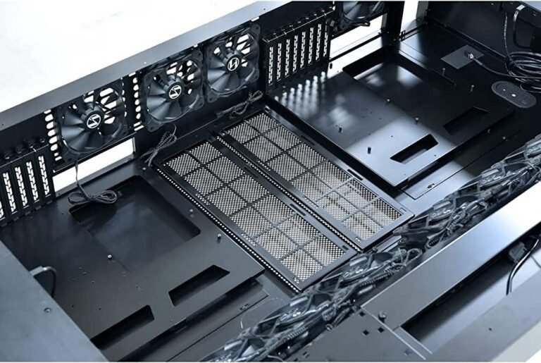 componentes de pc dispuestos en una mesa