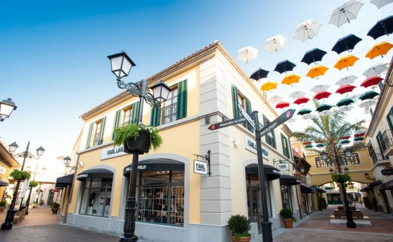 compras en outlet moderno y vibrante