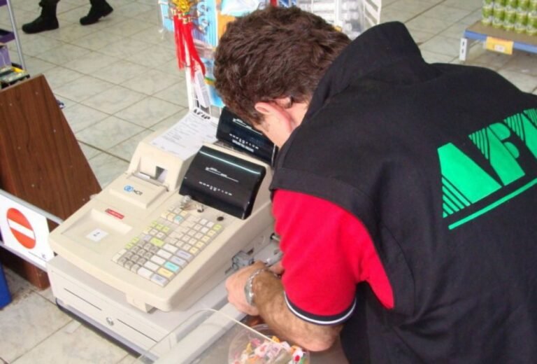 controlador fiscal en accion con cliente