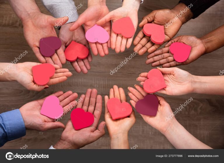 Qué nos enseña "Un cuento de amor y amistad" sobre las relaciones 18 corazones entrelazados y manos unidas