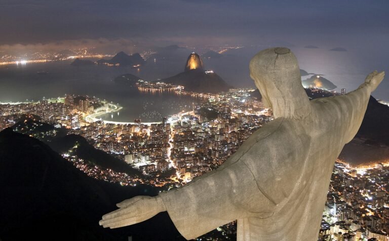 Es el Cristo Redentor una maravilla del mundo moderno 12 cristo redentor con paisaje urbano de fondo