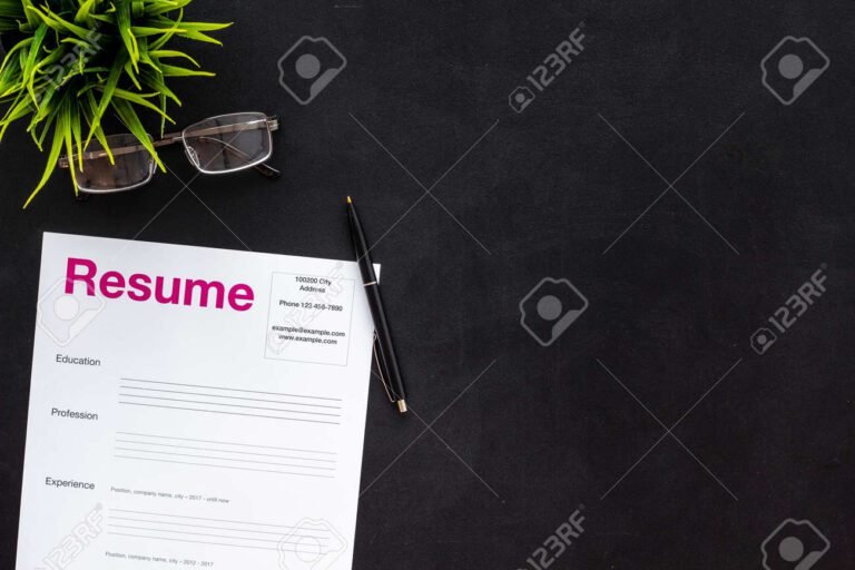 curriculum vitae sobre fondo de oficina