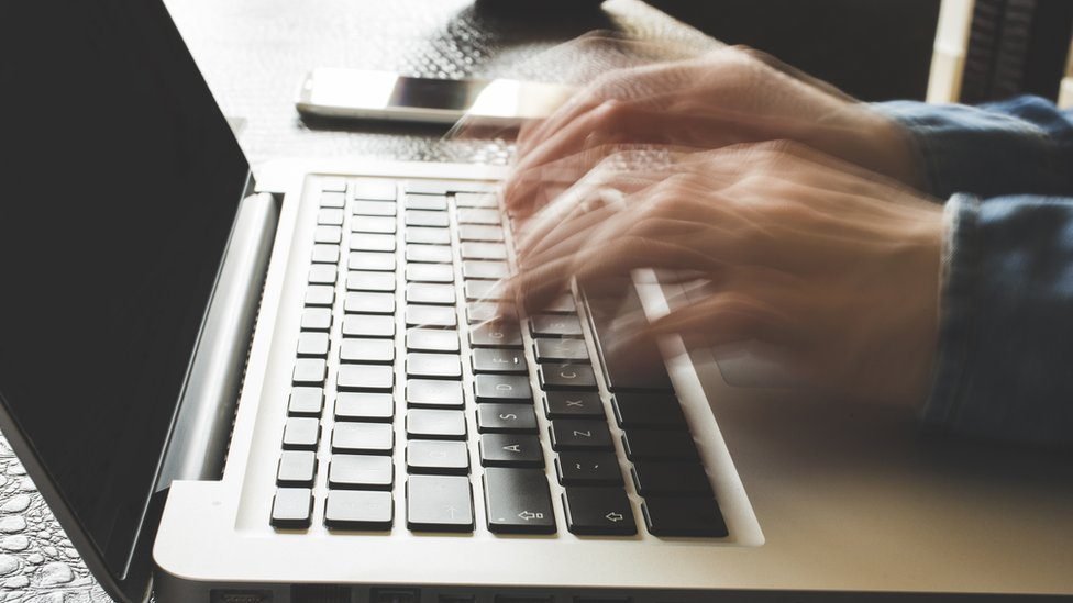 Cómo puedo practicar para escribir más rápido en el teclado