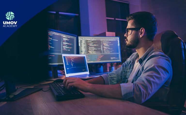 desarrollador trabajando en una computadora portatil
