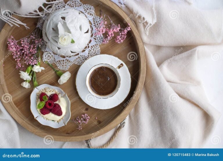 desayuno romantico con flores y cafe