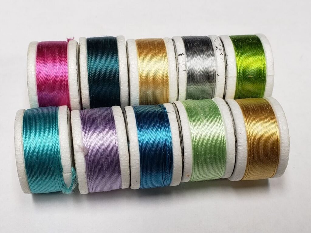 diversos hilos de seda en coloridos carretes