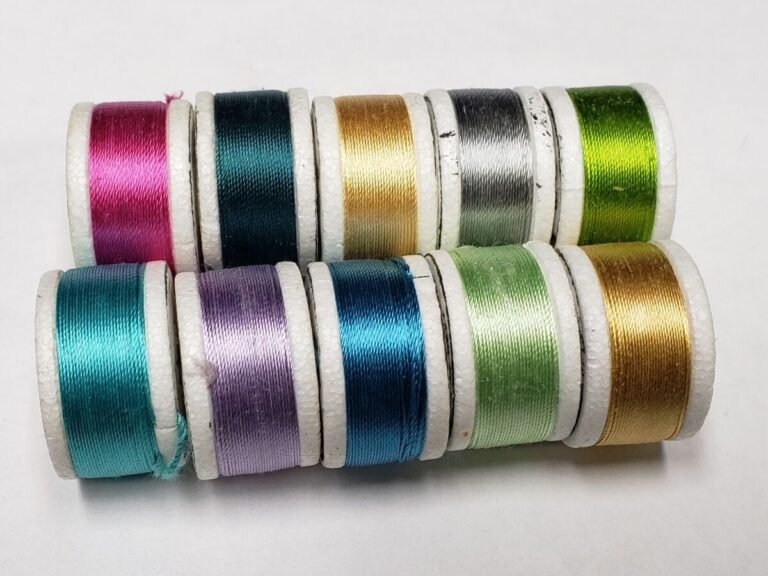 Qué tipos de hilo de seda están disponibles en el catálogo actual 10 diversos hilos de seda en coloridos carretes
