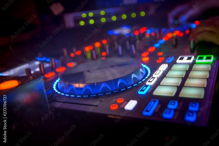 dj con platos y luces de fiesta