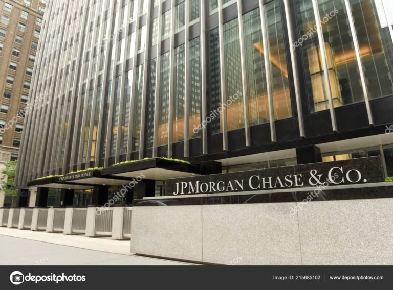 Qué es JPMorgan Chase & Co. y qué servicios financieros ofrece 25 edificio moderno de jpmorgan chase