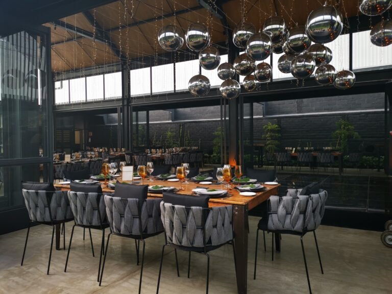 Qué servicios y características ofrece el Salón Emperador en La Plata 12 elegante salon de eventos en decoracion moderna