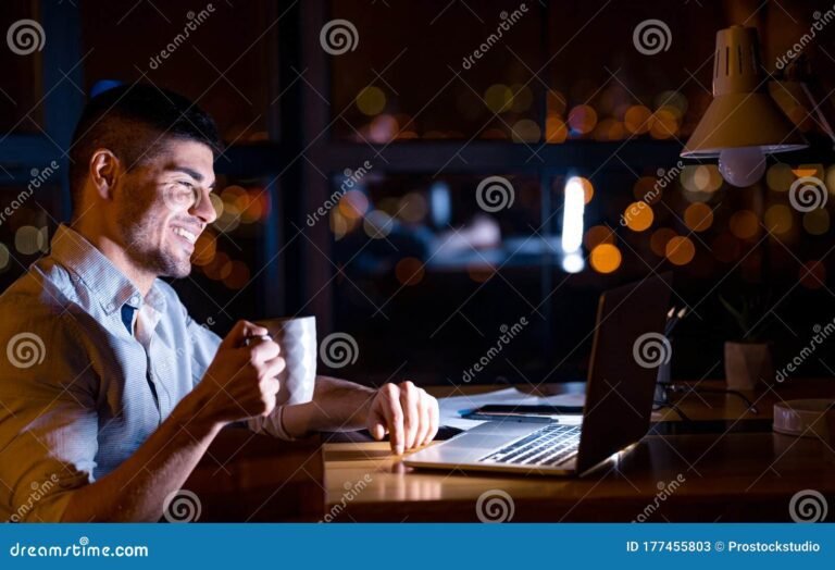 Cuáles son las claves del negocio del siglo XXI para emprendedores 11 emprendedor con laptop en un cafe moderno