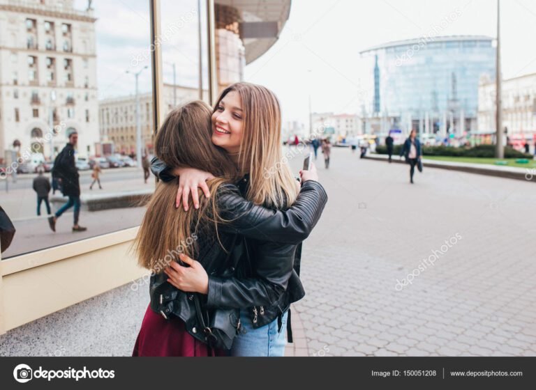 encuentro entre dos personas sonrientes
