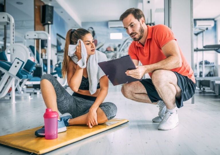 Cuánto cobra un personal trainer por hora en Argentina 14 entrenador personal en accion con clientes