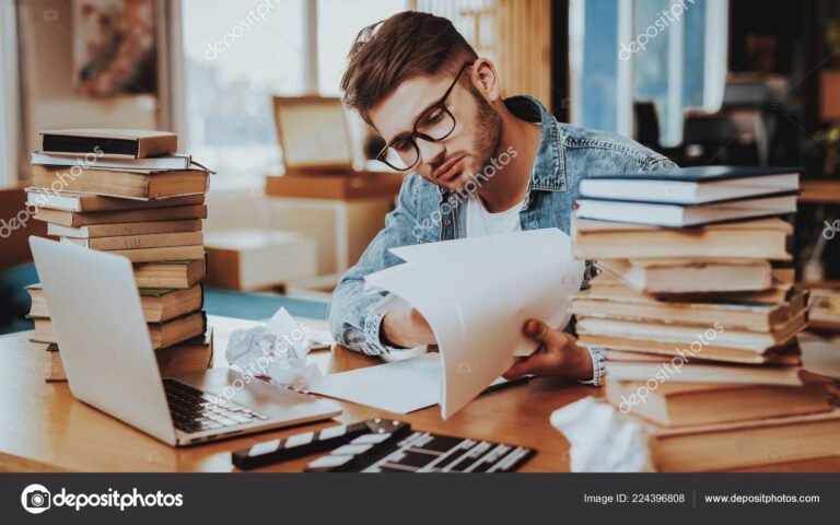 escritor pensativo frente a una laptop