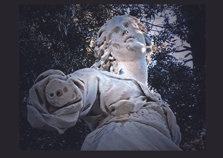 estatua en un entorno inquietante y desolado