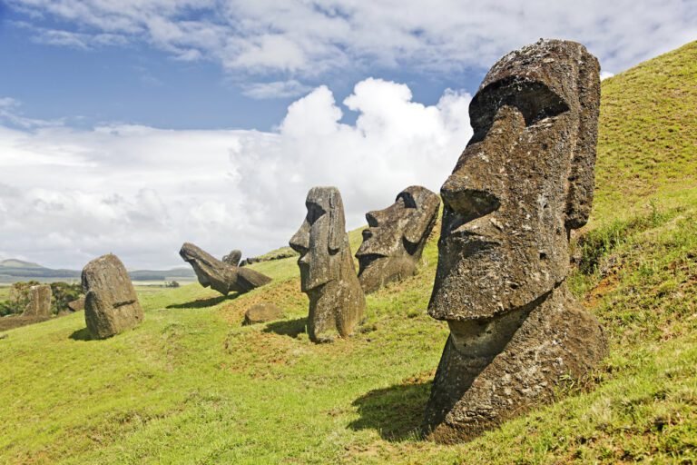 Cómo se llaman las famosas estatuas de la Isla de Pascua 10 estatuas moai en la isla de pascua