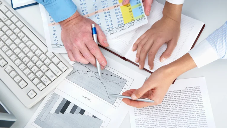 estudiante analizando graficos financieros